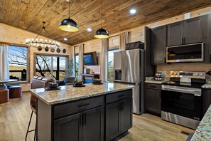 Fridge, microwave, oven, stovetop - Birdie Ridge Cabin with Beautiful Mountain Views in Gatlinburg (Gatlinburg)