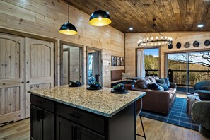Interior - Birdie Ridge Cabin with Beautiful Mountain Views in Gatlinburg (Gatlinburg)