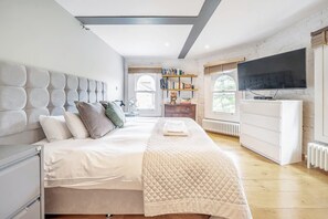 3 bedrooms, desk, iron/ironing board, travel cot - Experience London in amazing reconverted Gin house (London)
