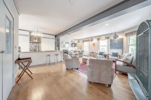 TV, offices - Experience London in amazing reconverted Gin house (London)