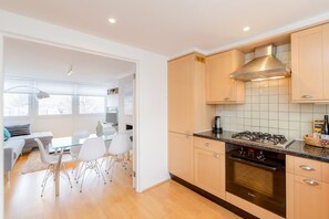 Fridge, microwave, oven, stovetop - Bright 2bed flat in Holland Park-Notting Hill (London)