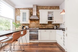 Fridge, microwave, oven, stovetop - Modern   Scandi-style 2bed facing Vauxhall Park (Greater London)