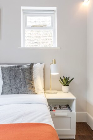 2 bedrooms, iron/ironing board, free WiFi, bed sheets - Modern   Scandi-style 2bed facing Vauxhall Park (Greater London)