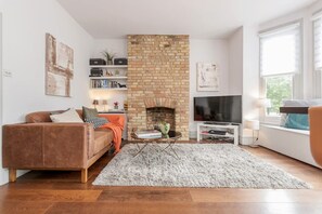 TV - Modern   Scandi-style 2bed facing Vauxhall Park (Greater London)