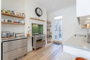 Fridge, microwave, oven, stovetop - 3bed House for an Authentic stay near river metro (Greater London)