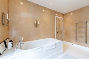 Hair dryer, towels - 3bed House for an Authentic stay near river metro (Greater London)