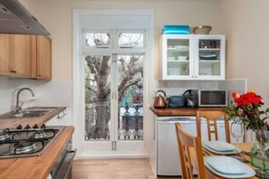 Fridge, microwave, oven, stovetop - Lovely 2-bed flat next to Oval Cricket Ground (Greater London)