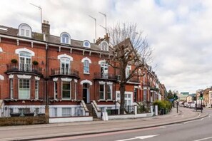 Exterior - Lovely 2-bed flat next to Oval Cricket Ground (Greater London)