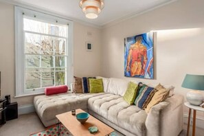 TV, offices - Lovely 2-bed flat next to Oval Cricket Ground (Greater London)