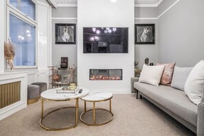 TV - Beautiful refurbished 2bed 2bath next to Hyde Park (Greater London)