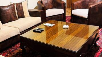 Junior suite, uitzicht op bergen | Woonruimte