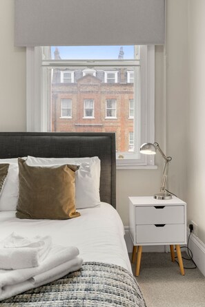 2 bedrooms, iron/ironing board, free WiFi, bed sheets - Great Central Location - 2bed Chelsea Earls Court (London)