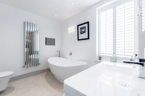 Towels - Modern   Stylish 2bed 2bath close to Kings Road (London)
