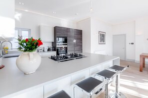 Fridge, oven, stovetop, dishwasher - Modern   Stylish 2bed 2bath close to Kings Road (London)