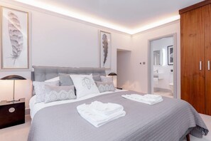 2 bedrooms, desk, iron/ironing board, free WiFi - Modern   Stylish 2bed 2bath close to Kings Road (London)