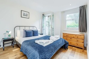 1 bedroom, iron/ironing board, travel cot, free WiFi - Spacious 1bed flat close to the river and metro (Greater London)