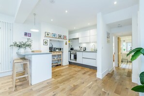 Fridge, microwave, oven, stovetop - Spacious 1bed flat close to the river and metro (Greater London)