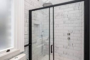 Towels - Modern   spacious studio in Chelsea by King s Road (Greater London)