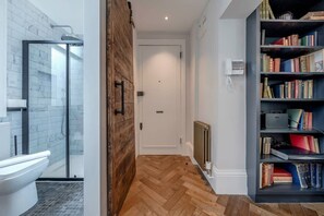 Towels - Modern   spacious studio in Chelsea by King s Road (Greater London)