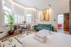 Interior - Modern   spacious studio in Chelsea by King s Road (Greater London)