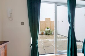 Ein Zimmer mit einer Schiebetür und Zugang zu einer Terrasse.