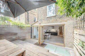 Outdoor dining - Stylish 3-floor 3bed home with garden near river (Greater London)