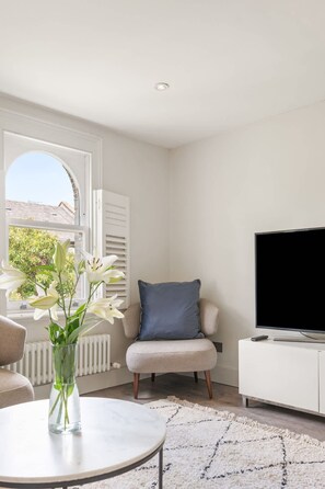 TV, offices - Fabulous all-new 2bed-2bath - Vauxhall near river (Greater London)
