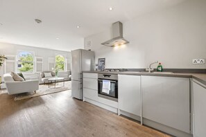 Fridge, microwave, oven, stovetop - Fabulous all-new 2bed-2bath - Vauxhall near river (Greater London)