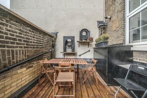 Outdoor dining - Unbeatable location in Camden-spacious studio flat (Greater London)