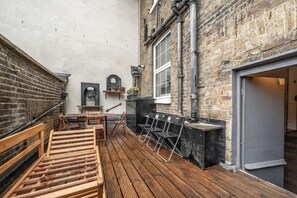 Outdoor dining - Unbeatable location in Camden-spacious studio flat (Greater London)