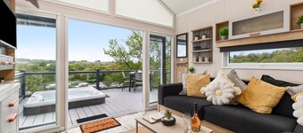 Petite Retreat - Lovely Pod with Hot Tub