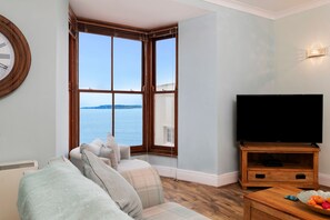 TV, books - 6 Paragon Court - Sea Front Apartment (Tenby)