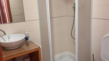 Ducha, secador de pelo, toallas