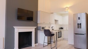Private kitchen - Cozzy 2-bedroom apartment in London perfect for your stay (London)