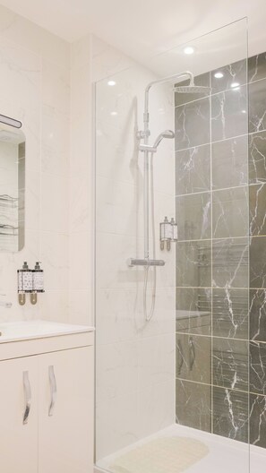 Bidet, towels, soap - Cozzy 2-bedroom apartment in London perfect for your stay (London)
