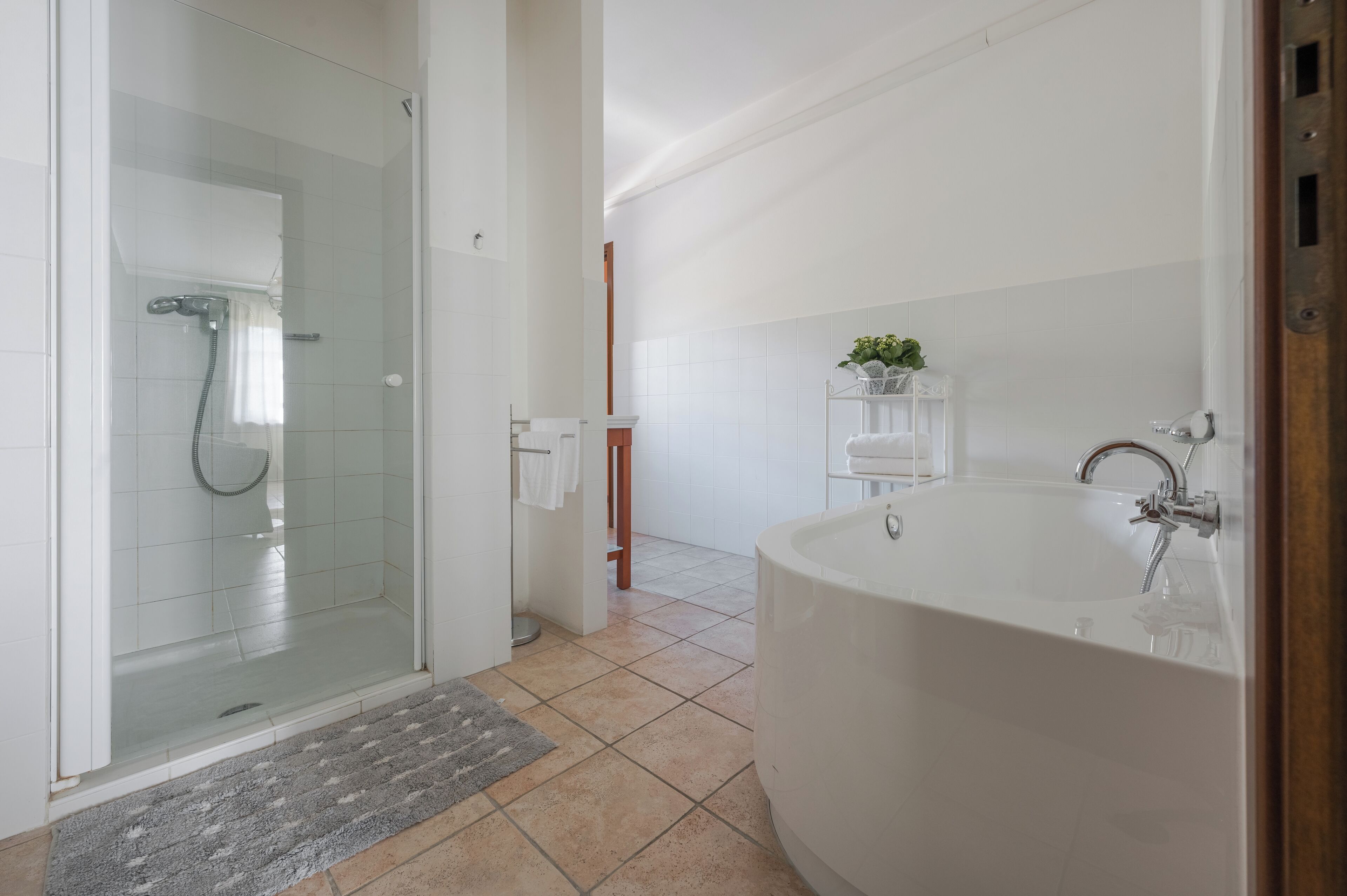 Douche, bidet, serviettes fournies, savon