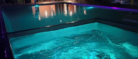 Lämmitetty uima-allas