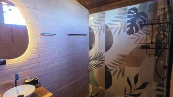 Regadera, secadora de cabello, toallas, jabón