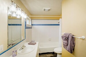 Bathroom - Black Sands Ocean Overlook (Whitethorn)