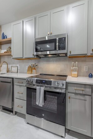 Fridge, microwave, oven, stovetop - Park Hotel 1BR Suite 310 (Chattanooga)