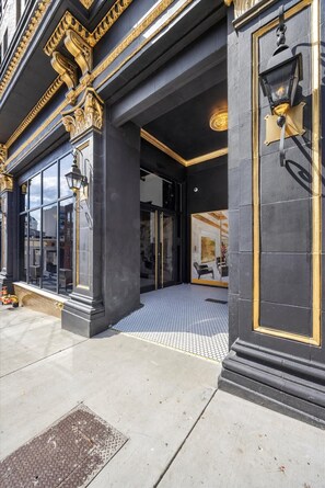 Exterior detail - Park Hotel 1BR Suite 310 (Chattanooga)