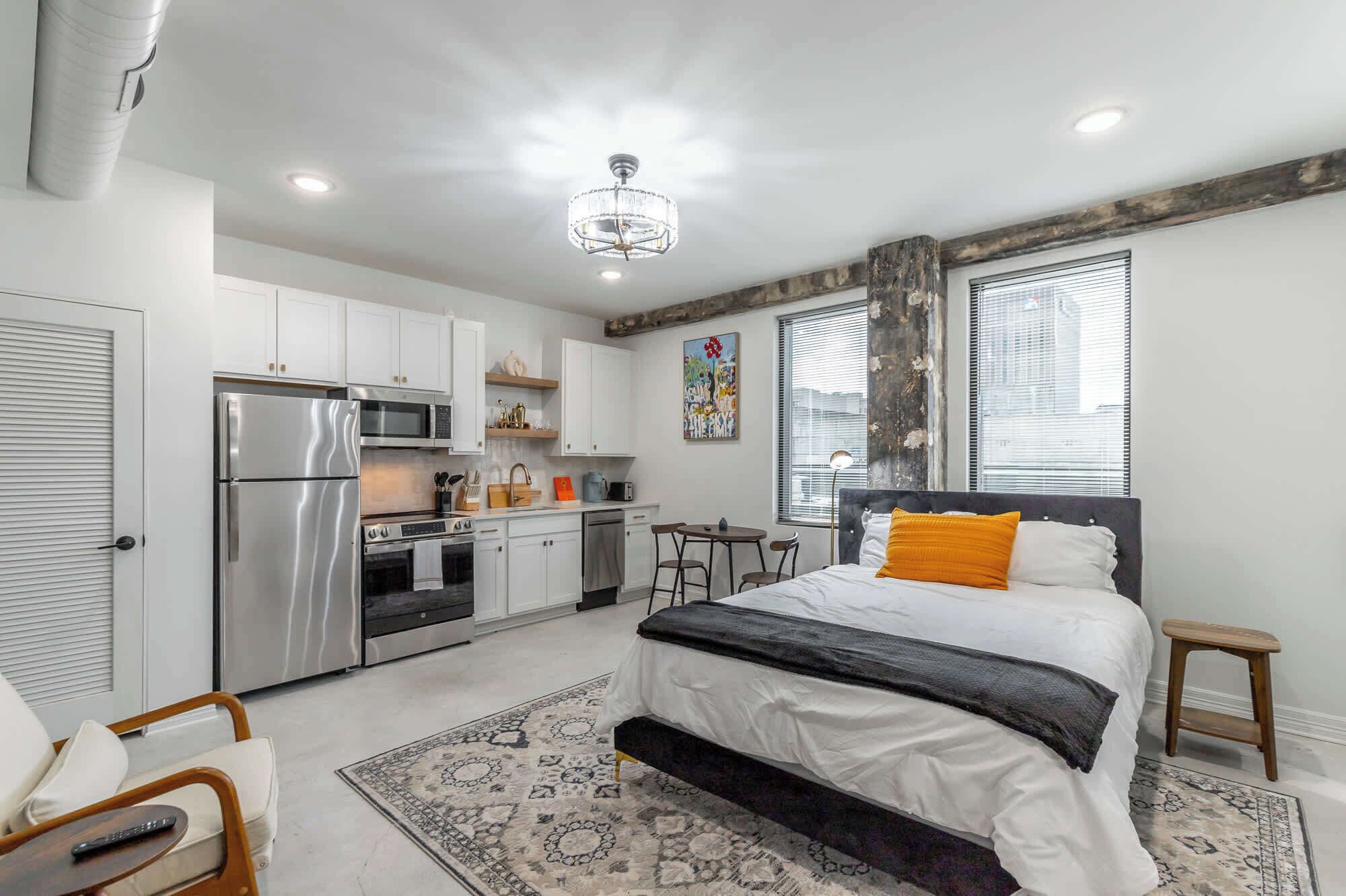 Tabla de planchar con plancha, wifi y ropa de cama 