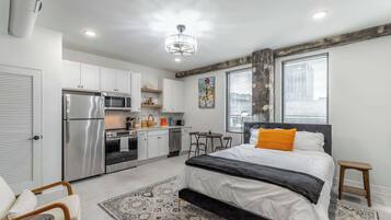 Tabla de planchar con plancha, wifi y ropa de cama