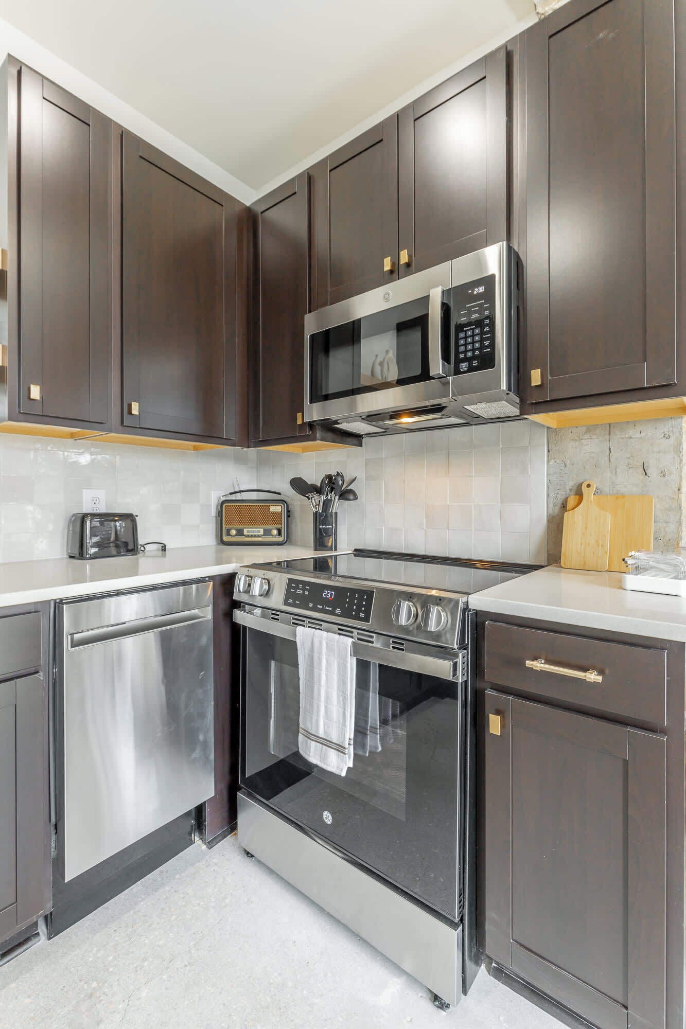 Kjøleskap, mikrobølgeovn, ovn og kokeplater