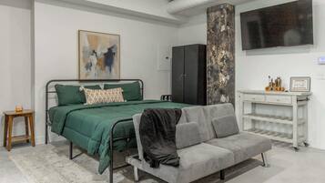 Tabla de planchar con plancha, wifi y ropa de cama