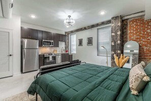 Silitysrauta/-lauta, Wi-Fi, vuodevaatteet