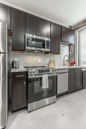 Jääkaappi, mikroaaltouuni, uuni, liesi