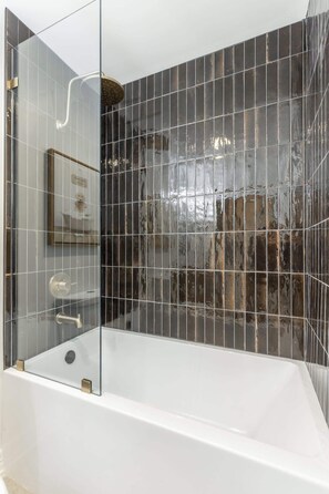 Shower, hair dryer, towels, shampoo - Park Hotel 1BR Suite 410 (Chattanooga)