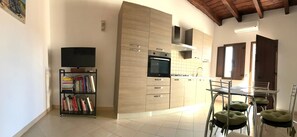 Fridge, oven, stovetop, cookware/dishes/utensils