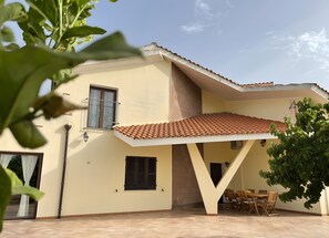 Outdoor dining - Villa Nuragica - Apartment with Garden (Nuraxi Figus)